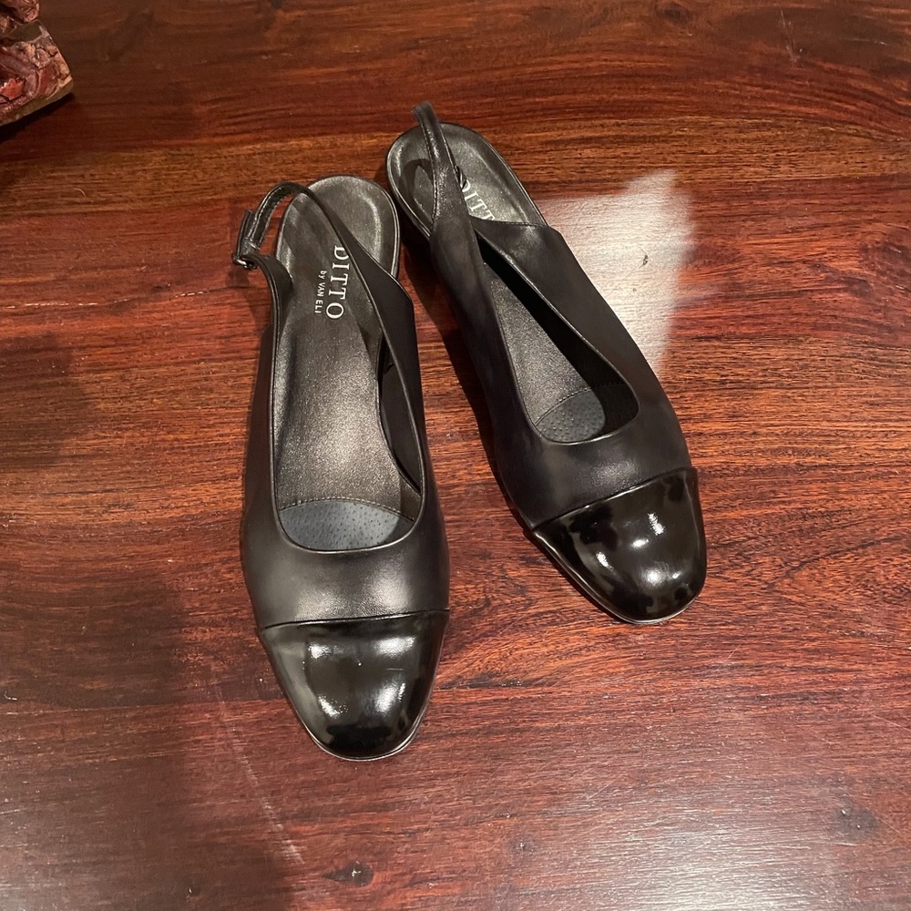 Ditto by Van Eli sling back flat. Size 9.5M
